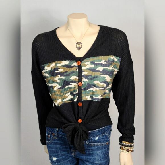 Camo and Black Waffle Knit Tie Front Top SZ M - Picture 2 of 3